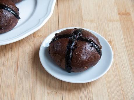 Chocolate Lover’s Hot Cross Buns / Hot Cross Buns des Amoureux du Chocolat ! Chocolate Hot Cross Buns 3