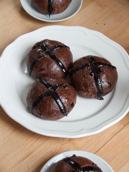 Chocolate Lover’s Hot Cross Buns / Hot Cross Buns des Amoureux du Chocolat ! Chocolate Hot Cross Buns 4