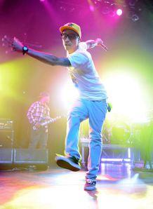 Happy; une pause dans notre quotidien Pharell Williams, Happy, reprise mondiale