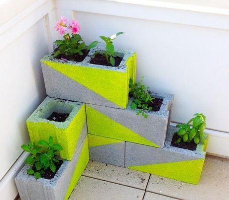 L’idée DIY du week-end : du fluo dans vos accessoires neon-jardinieres-parpaing-fluo