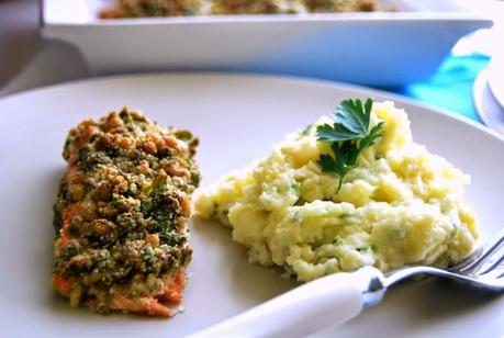 Pavé de saumon au crumble de jeunes pousses et parmesan