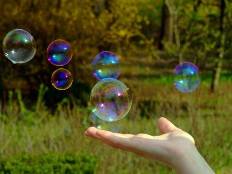 Hand_holding_a_soap_bubble