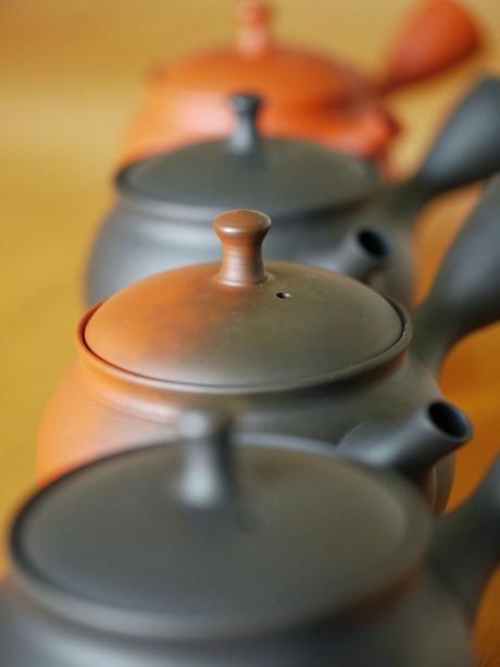 Quatre théières Tokoname par Shôryû, techniques de cuisson Quatre théières Tokoname par Shôryû, techniques de cuisson