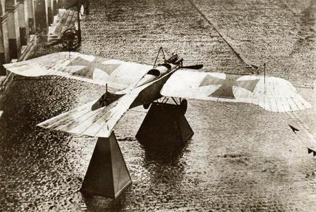 Les Taubes ne viennent plus nous voir ! Prise de guerre, un Taube exposé dans la Cour d'Honneur des Invalides, à Paris.