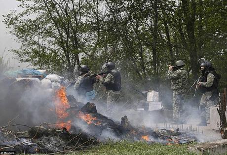 Ayant à l'esprit: Un groupe de commandos ukrainiens garder la montre à un barrage abandonné, avec un balayage de la route à travers une paire de jumelles