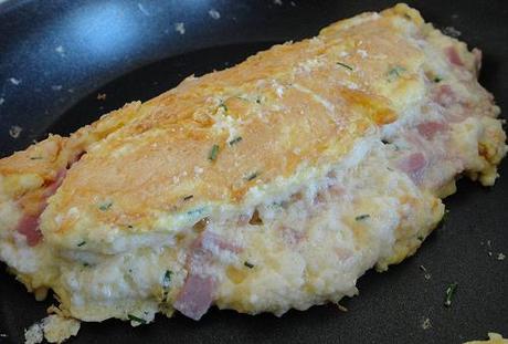 Omelette soufflée, au jambon et fromage