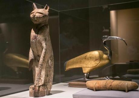 Des animaux sacrés mais néanmoins Sethiens, Thyphoniens,... (20) en Égypte antique ! Image: A cat coffin with mummy and an ibis coffin