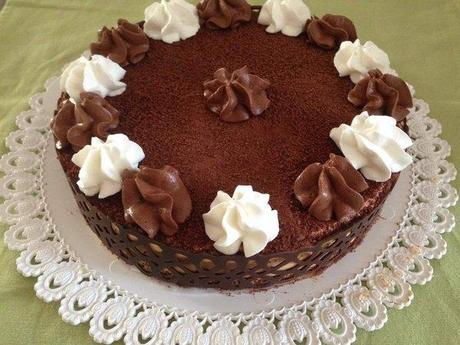 Entremet poire caramélisé ,mousse caramel beurre salé Raffolait entremet, feuillantine chocolat blanc,poires caramélisé,mousse caramel beurre salé