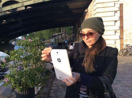 Je deviens City Reporter pour le #HPCityChallenge La tablette HP Slate8 Pro dans les mains d'Hadjira