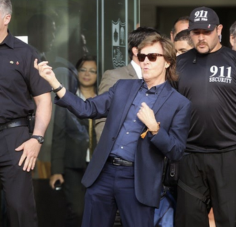 Paul McCartney à la sortie de l'hôtel à Lima Paul McCartney à la sortie de l'hôtel à Lima