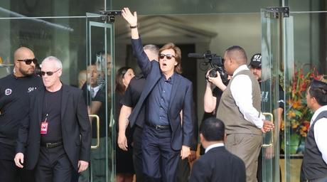 Paul McCartney à la sortie de l'hôtel à Lima Paul McCartney à la sortie de l'hôtel à Lima