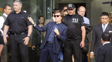 Paul McCartney à la sortie de l'hôtel à Lima Paul McCartney à la sortie de l'hôtel à Lima