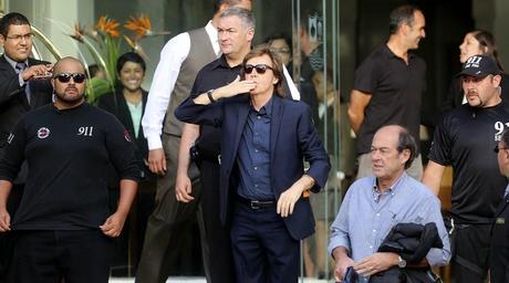 Paul McCartney à la sortie de l'hôtel à Lima Paul McCartney à la sortie de l'hôtel à Lima