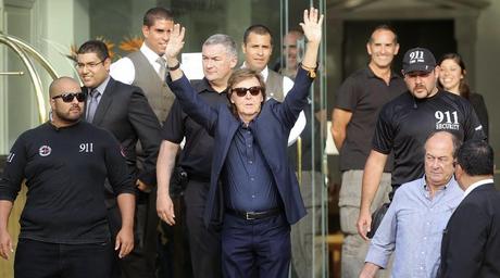 Paul McCartney à la sortie de l'hôtel à Lima Paul McCartney à la sortie de l'hôtel à Lima