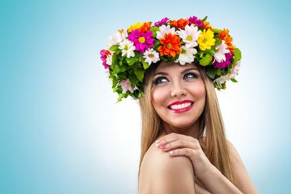 Choisir son parfum pour l’été smiling woman with flower wreath