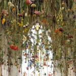 ART : Rebecca Louise Law ou les fleurs suspendues