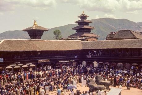 J201 - Bhaktapur : sacrifices d'animaux et stars de Bollywood