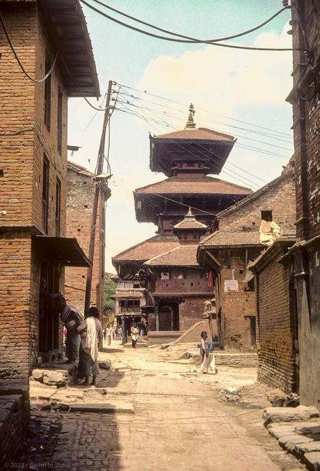 J201 - Bhaktapur : sacrifices d'animaux et stars de Bollywood