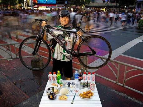 Ce qu’ils mangent en une journée, dans le monde ! Coursier à Vélo au Japon