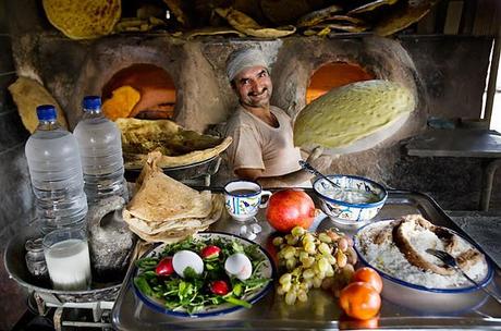 Ce qu’ils mangent en une journée, dans le monde ! Boulanger en Iran