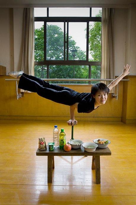 Ce qu’ils mangent en une journée, dans le monde ! Acrobate en Chine