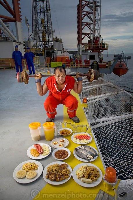 Ce qu’ils mangent en une journée, dans le monde ! Chef plateforme pétrolière au Venezuela