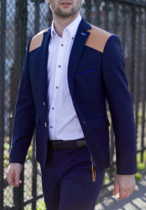 Cavalier Bleu accueille Faber-Castell dans son concept-store éphémère veste-marine-a-appliques-cuir-ceracolla