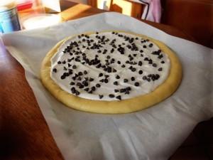 Tartes bressannes à la crème, aux pralines, au sucre… Tarte bressane en préparation avec une garniture crème fraîche - pépites de chocolat