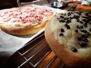 Tartes bressannes à la crème, aux pralines, au sucre… Les tartes bressanes à la sortie du four: pralines et pépites de chocolat
