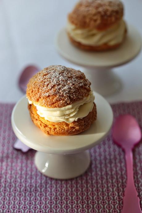 Choux croustillants crème montée à la vanille et  à la rhubarbe pochée au sirop de fraises