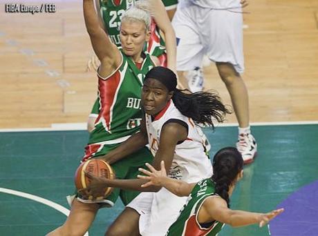 Espagne : Vanessa BLE signe à Salamanque http://img.over-blog.com/500x372/0/12/26/16/2013/2013b/2013c/2013d/2013-E/2013f/Vanessa-BLE--Espagne-_fibaeurope.jpg
