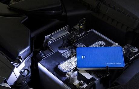Jumpr : la batterie de poche si puissante qu’elle peut même démarrer votre voiture ! JUMPR-Flashlight_large