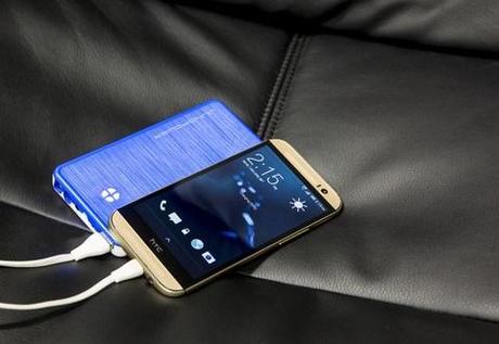 Jumpr : la batterie de poche si puissante qu’elle peut même démarrer votre voiture ! JUMPR-HTC_One_large