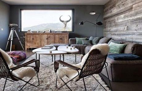 salon gris et bois Porto Vecchio Côté maison via Nat et nature Une maison de vacances comme on en rêve