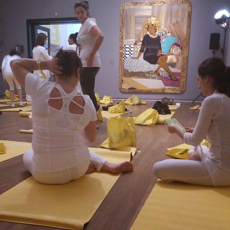 Séance de Yoga inspirante par Dawn Mauricio au Musée des Beaux-Arts de Montréal #LoleWhite