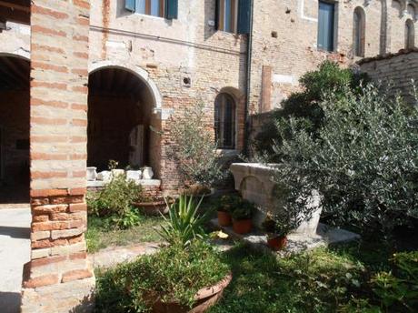 Le jardin de l’église Santa Caterina de Mazzorbo Jardin de l'église Santa Caterina de Mazzorbo