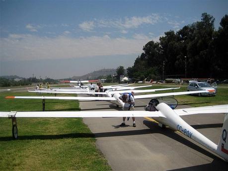 Une vingtaine de pilotes s'affrontent dans le ciel des Alpes de Haute Provence planeurs sisteron