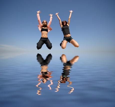 Les 4 supers pouvoirs pour retrouver confiance en soi et oser faire ce qui te fait envie ! 1/4 two girl jumping to the water