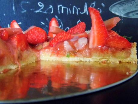Ma tarte rhubarbe, fraises et amandes de Claire Heitzler