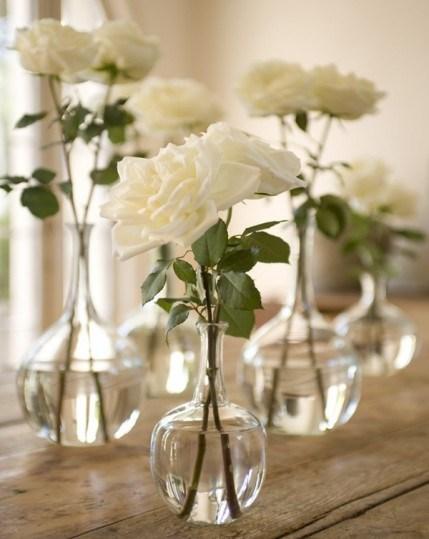 Bouquet de fleur pour la décoration roses dans petit vase