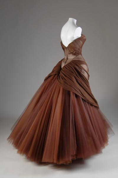 The Swan : une robe exceptionnelle de Charles James Swan-1954---Charles-James---Chicago-History-Museum-4.jpg