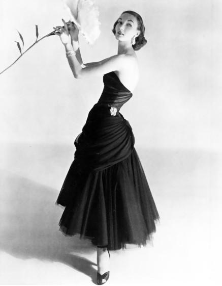 The Swan : une robe exceptionnelle de Charles James evelyn-tripp-in-a-charles-james-evening-dress-photo-by-hors.jpg