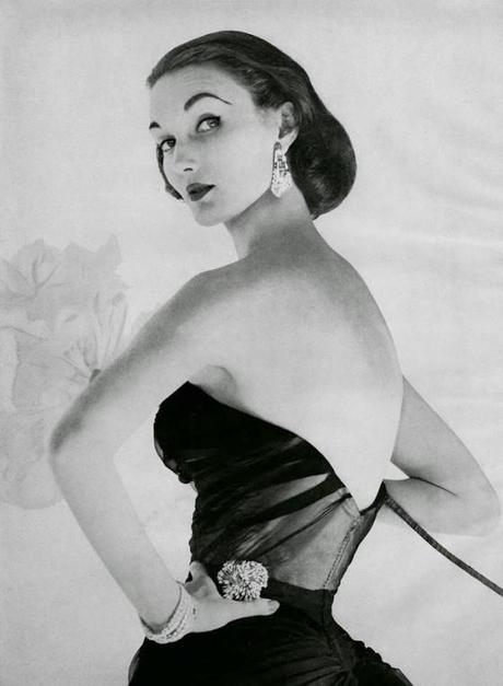 The Swan : une robe exceptionnelle de Charles James -Swan--gown-photographed-by-Horst-P-Horst--Vogue-1951-1.jpg