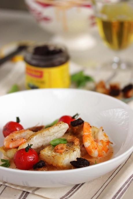 Filets de poisson, bisque de homard et croustillants à la tapenade Filets de poisson, bisque de homard et croustillants à la tapenade