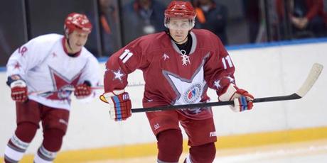 Vladimir Poutine rejoue au Hockey à Sotchi Vladimir Poutine rejoue au Hockey à Sotchi