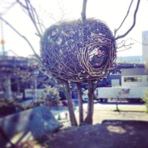 Cet artiste a littéralement construit son nid...géant Cet artiste a littéralement construit son nid...géant