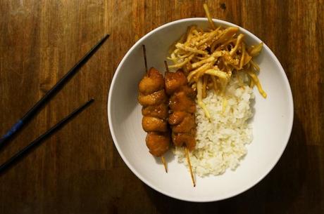 Atelier Cook and Go Paris Avis - Menu Tokyo - Brochettes de poulet yakitori, gohan et salade de chou au vinaigre de riz Atelier Cook and Go Paris Avis - Menu Tokyo - Brochettes de poulet yakitori, gohan et salade de chou au vinaigre de riz