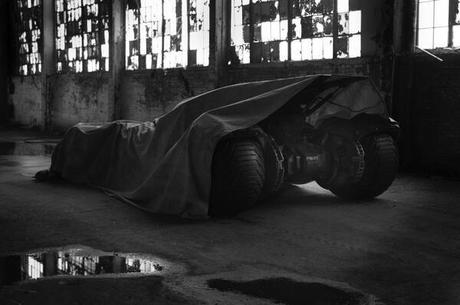 La première image de Ben Affleck en Batman avec sa Batmobile sur le tournage de Batman vs Superman