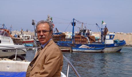 le Professeur Mohamed Maiz face au port de Tipaza