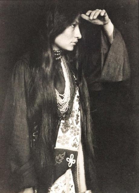 Zitkala-Sa-by-Gertrude-Kasebier--1898.jpg